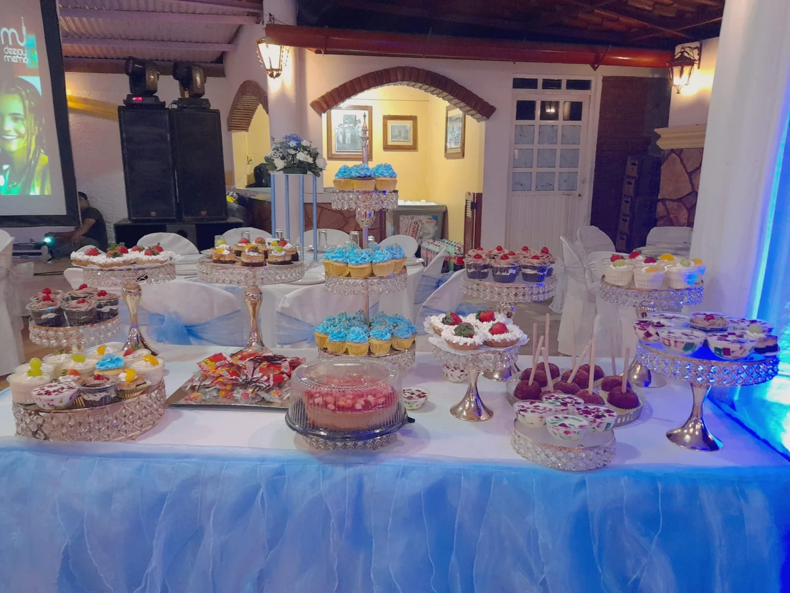 Persona eligiendo un pastel