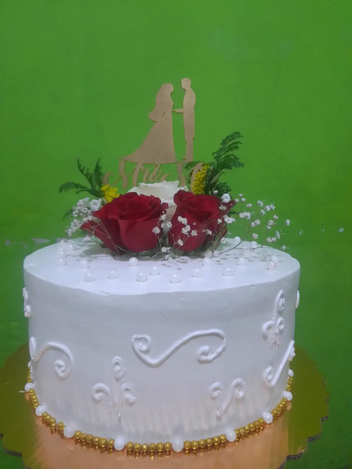 Pastel de boda sencillo con rosa natural