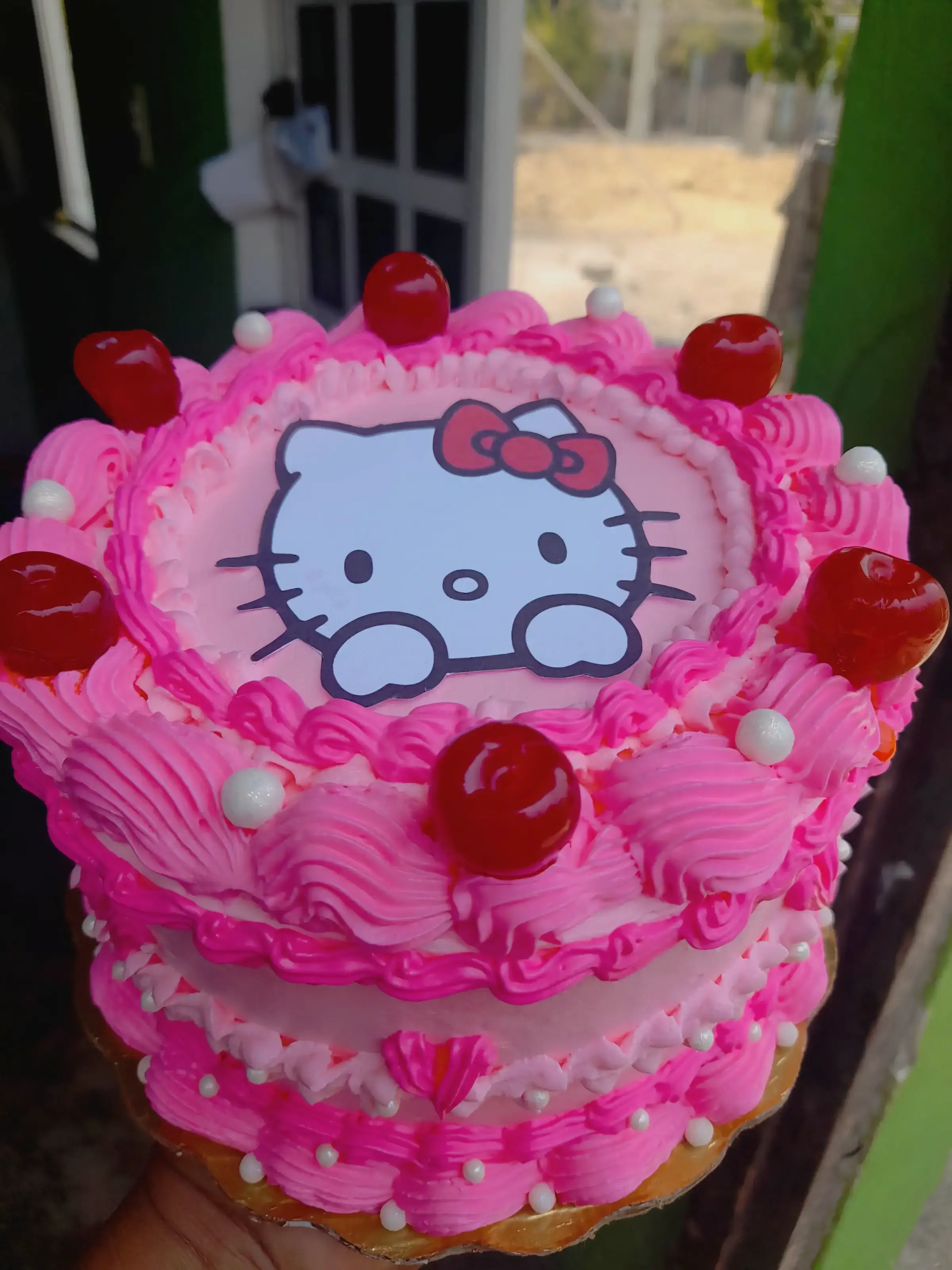 Pastel con tematica de Hello kitty y cerezas