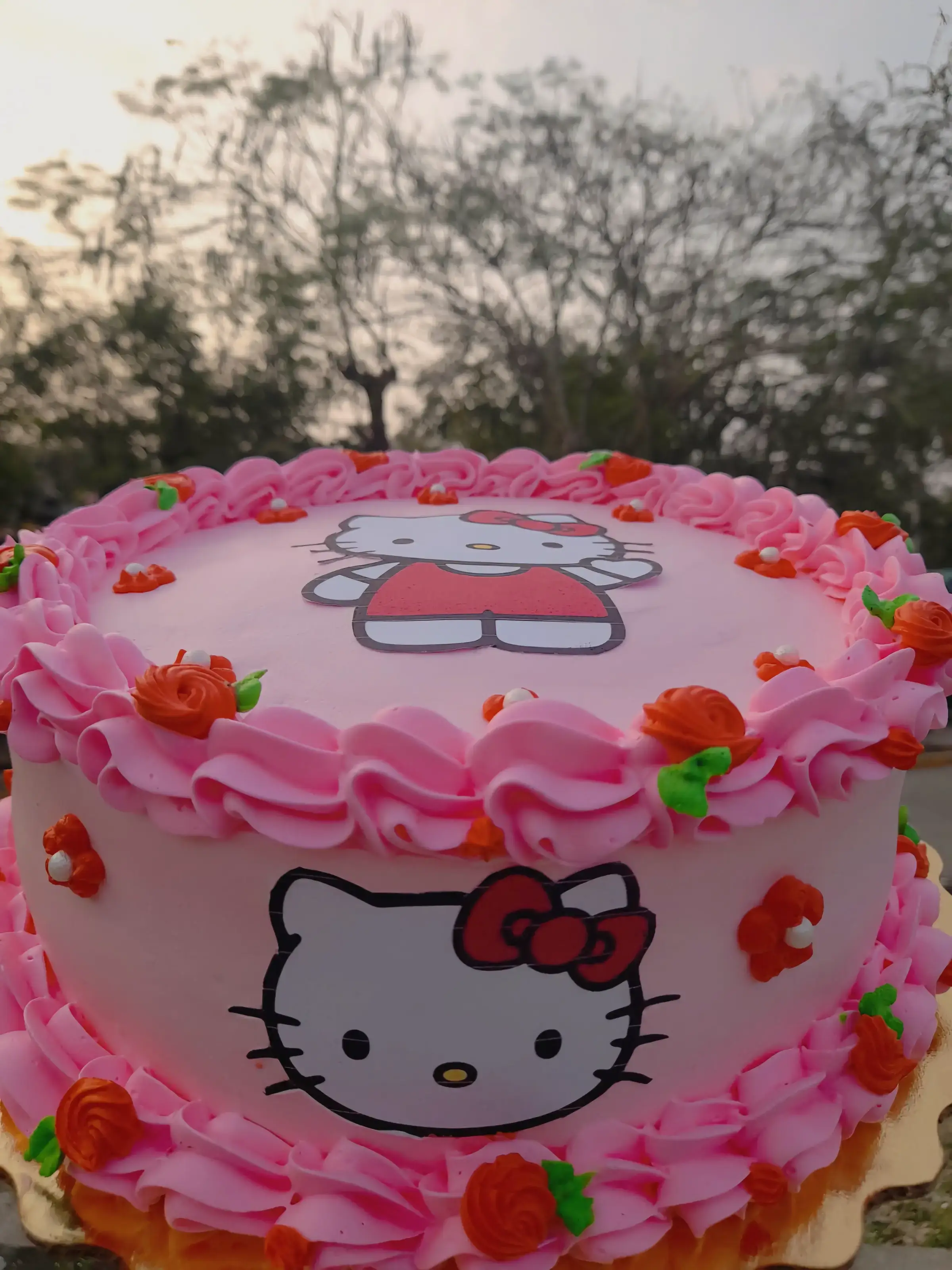 Pastel con tematica de Hello kitty pequeño