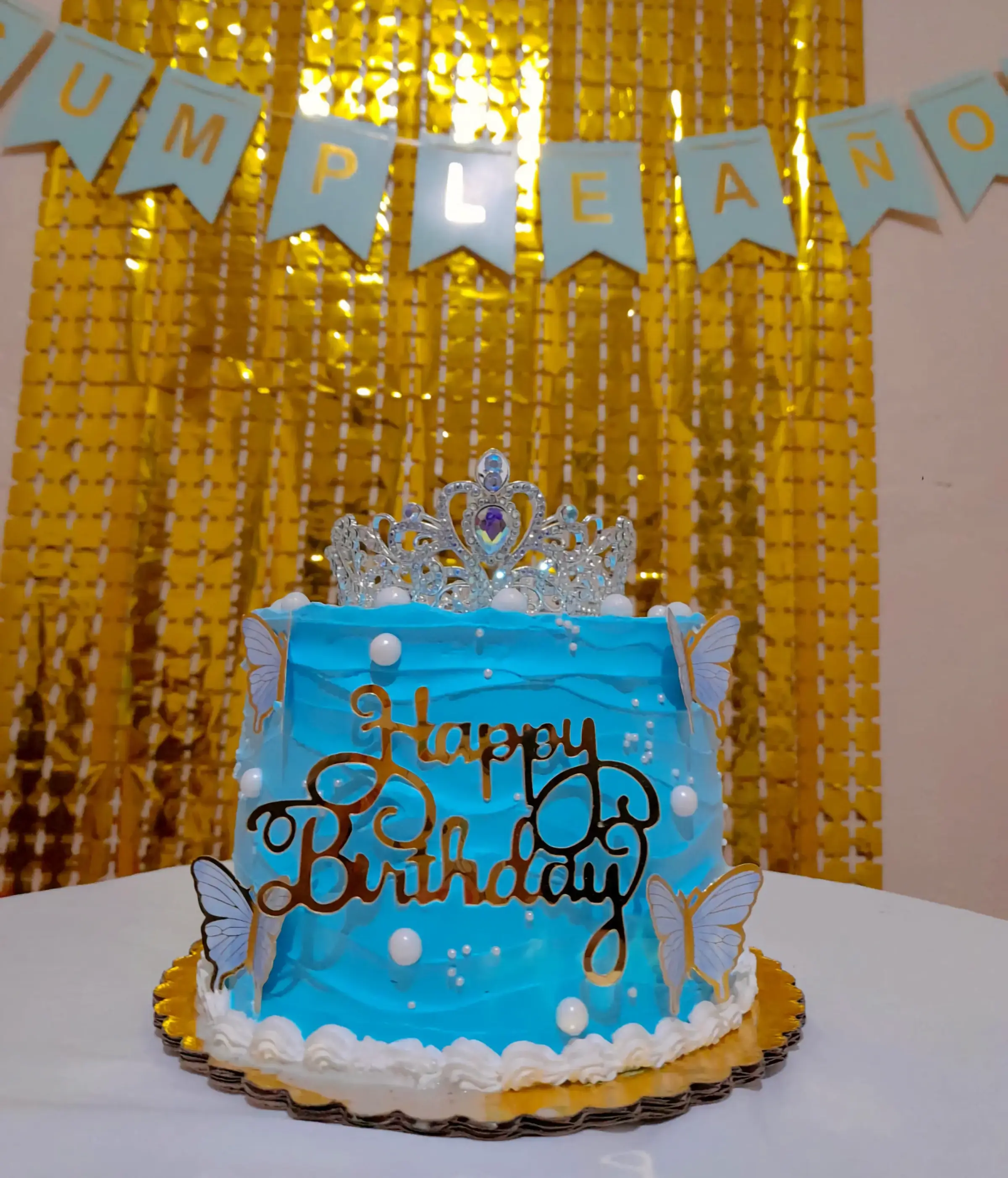 Pastel de Quinceañera con flores naturales